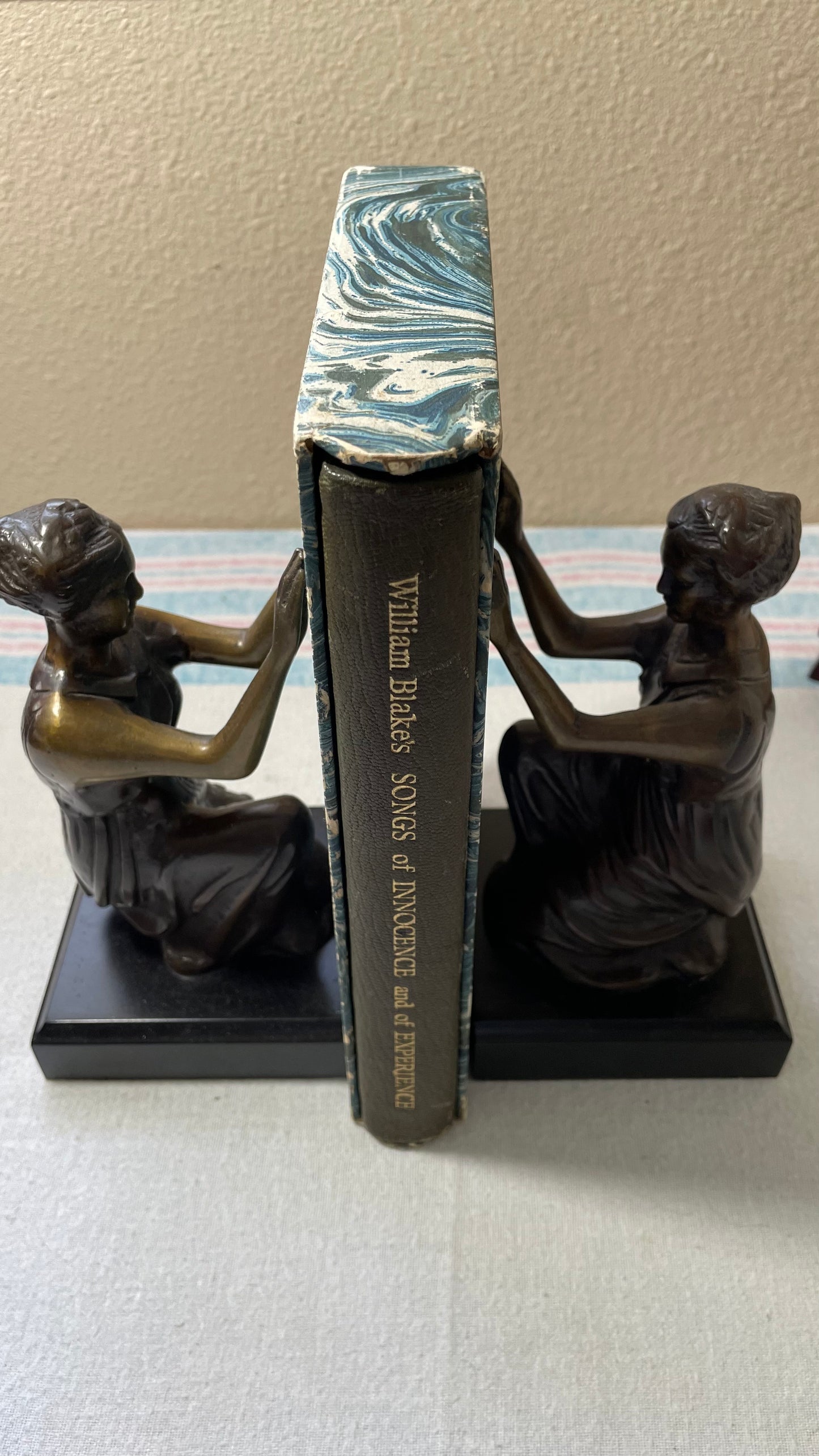 1955. William Blake. Songs of Innocence and Experience. Trianon Press.