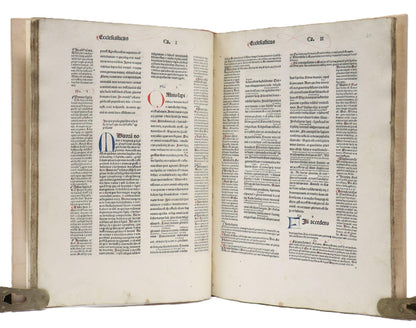 Ecclesiasticus spread in Biblia Latina with the Glossa Ordinaria, with a large red O on the left and a blue F low on the right.
